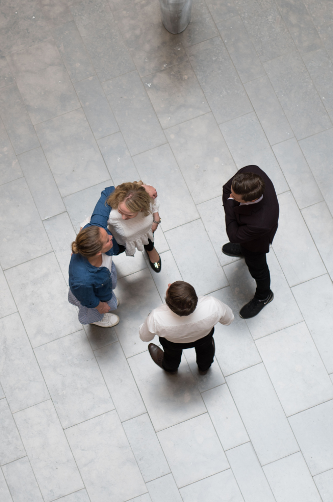 Fyra människor som står och pratar