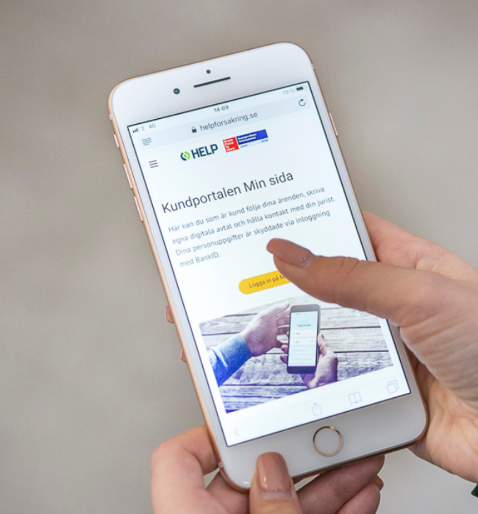 Kvinna som ska logga in på kundportalen Min sida