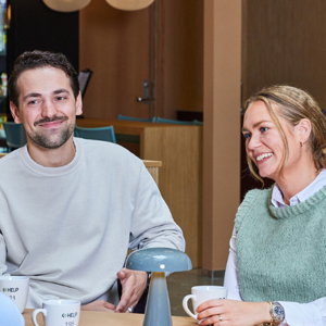 Tre personer som har ett samtal