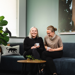 Två kvinnor som skrattar tillsammans